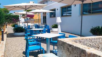 Der serveres morgenmad, frokost, aftensmad og internationale retter