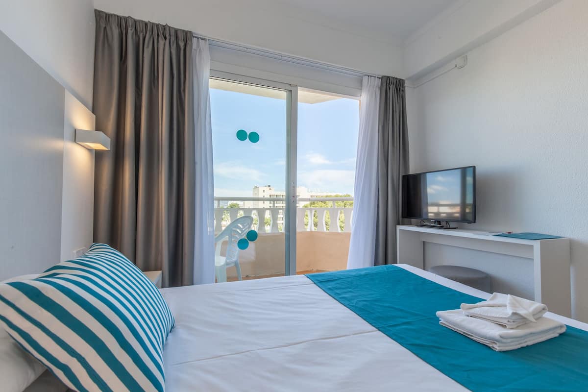 Single Room | In-room safe, blackout drapes, free WiFi, bed sheets