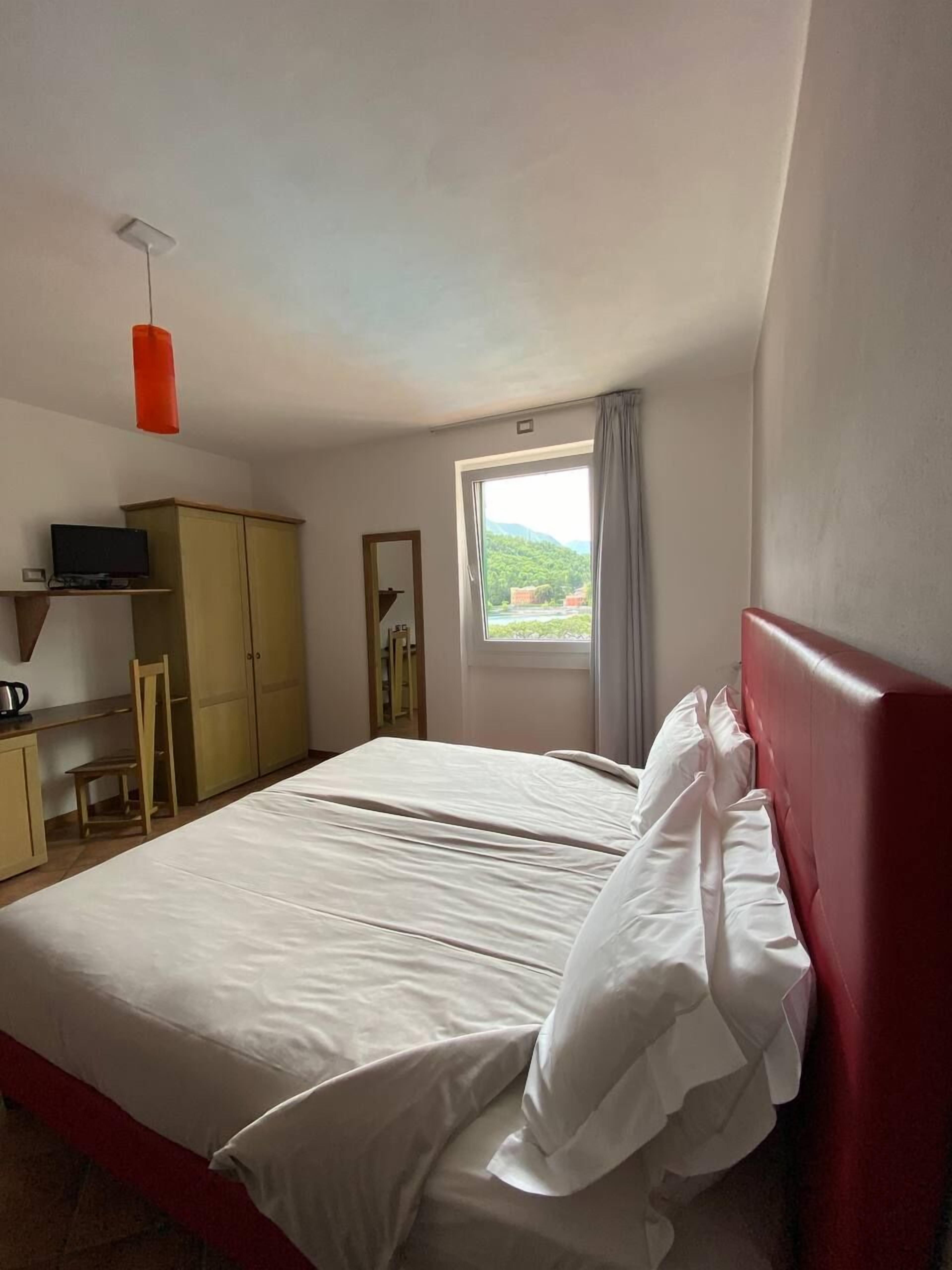 standard double room, partial lake view | minibar, in-room safe, desk, rollaway beds