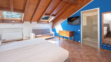 Doppelzimmer im Dachgeschoss | Minibar, Zimmersafe, Schreibtisch, Zustellbetten