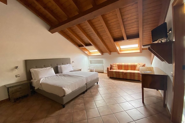 Doppelzimmer im Dachgeschoss | Minibar, Zimmersafe, Schreibtisch, Zustellbetten