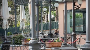 Lunch and dinner served, Italian cuisine