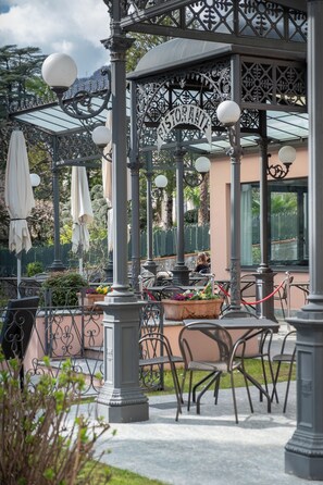 Lunch and dinner served, Italian cuisine