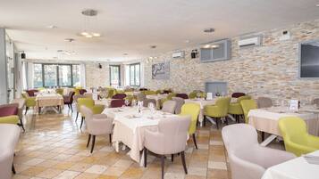 Déjeuner et dßner servis sur place, spécialités Cuisine italienne