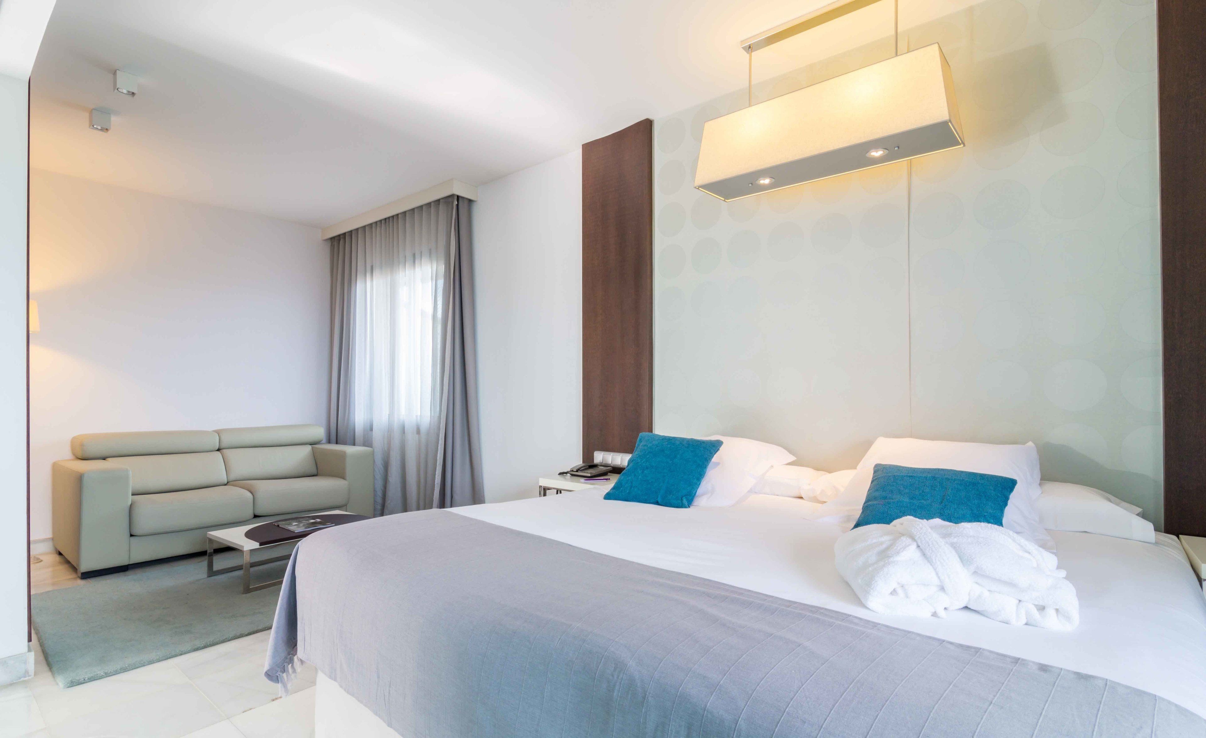 Penthouse Deluxe - 1 dubbelsäng - terrass | Duntäcken, minibar, skrivbord och arbetsyta för laptop