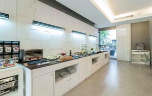 Daily buffet breakfast (EUR 10 per person) - Suittes Hotel (Algeciras)