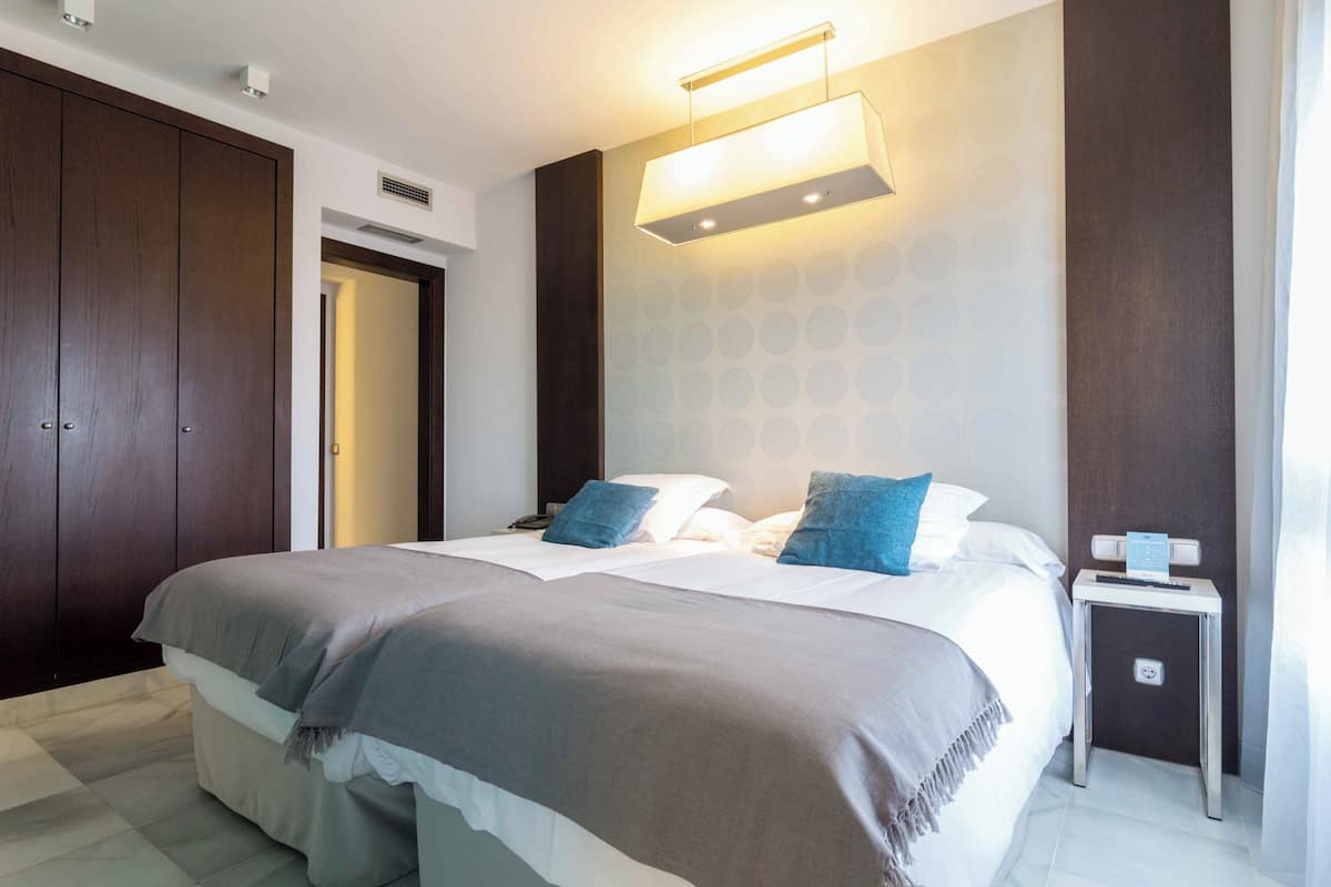 1 habitación, edredón, minibar y escritorio