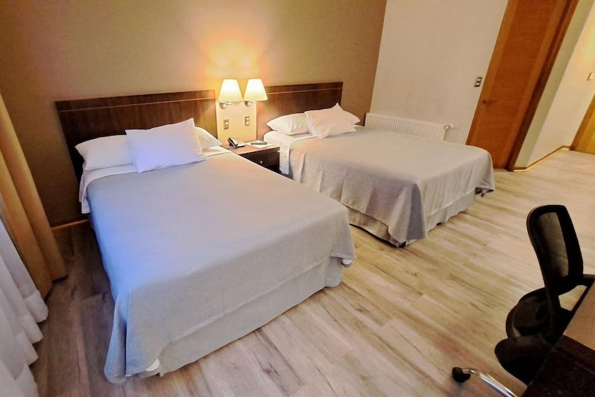 Ropa de cama de alta calidad, minibar, caja fuerte y escritorio