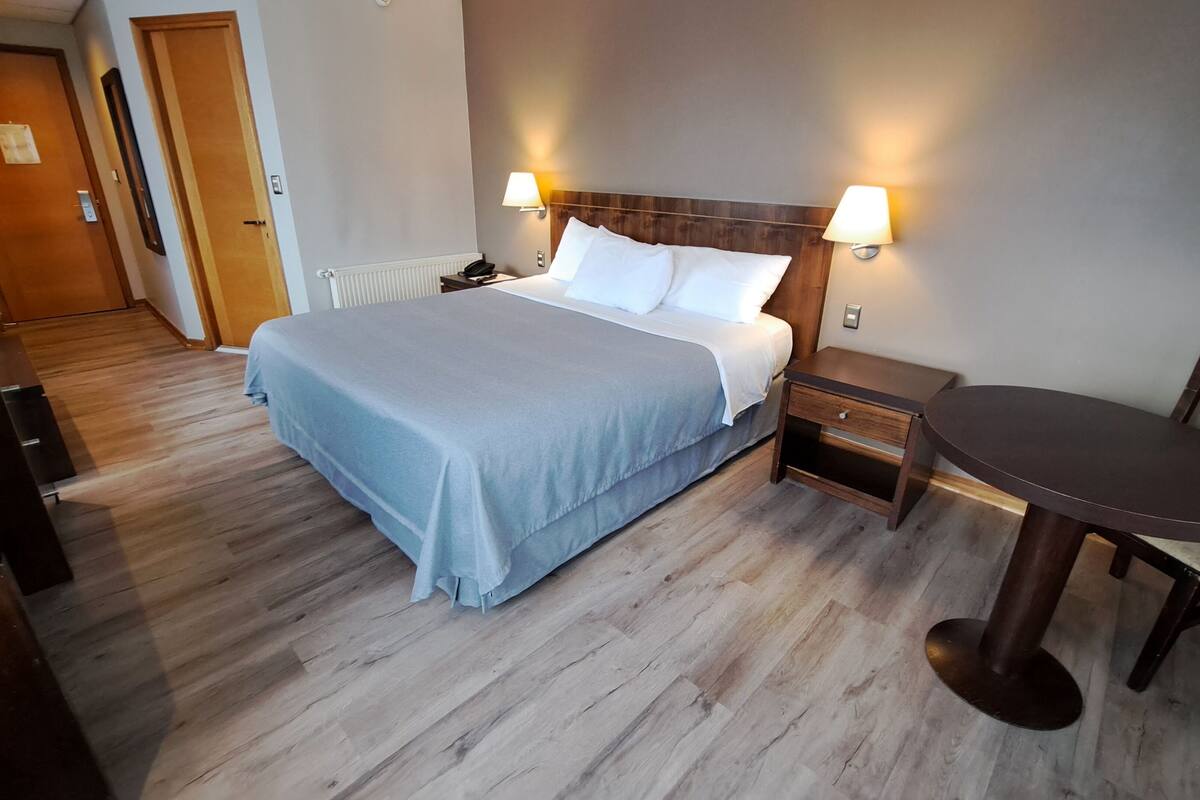 single room | 1 bedroom, premium bedding, minibar, in-room safe