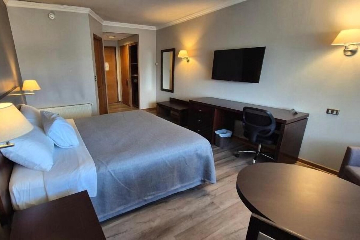 Ropa de cama de alta calidad, minibar, caja fuerte y escritorio