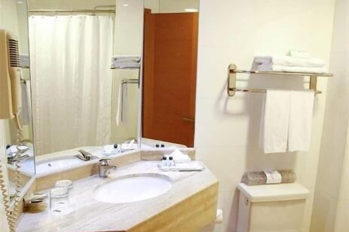 Bathroom | Combined shower/bathtub, free toiletries, hair dryer, towels