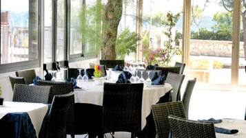 4 restaurantes, é servido café da manhã