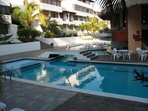 3 piscinas al aire libre, sombrillas
