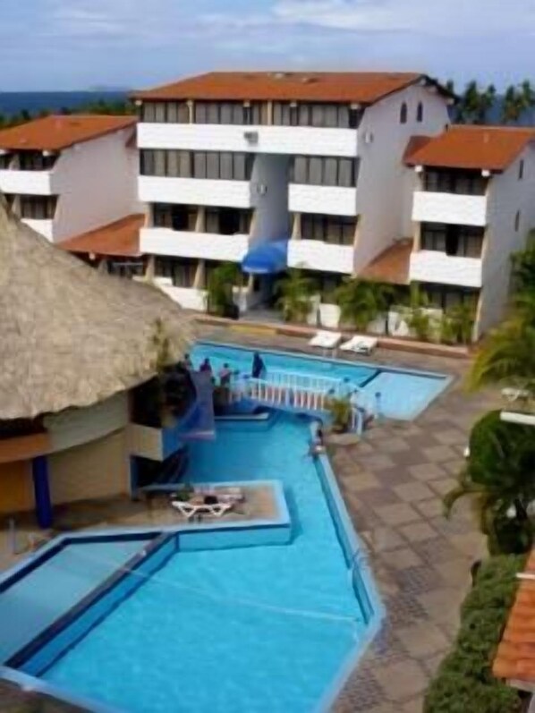 3 piscinas al aire libre, sombrillas
