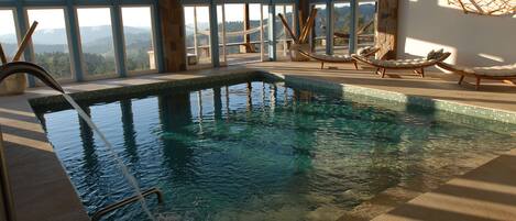 室内游泳池,季节性开放的室外游泳池,24 小时开放,日光浴躺椅