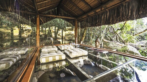 Espace de soins pour les couples, sauna, bain à remous, soins corporels