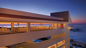 6 bares o lounges, bar en la alberca, bar junto a la alberca
