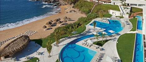 2 piscinas externas, guarda-sóis, espreguiçadeiras