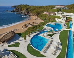 2 piscinas al aire libre, sombrillas, sillones reclinables de piscina