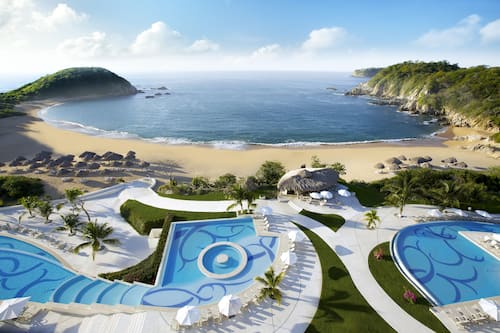 2 piscines extérieures, parasols de plage, chaises longues