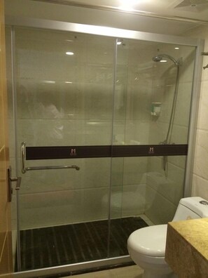 Habitación estándar con 2 camas individuales | Baño | Ducha y cabezal de ducha tipo lluvia