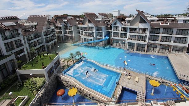 2 outdoor pools