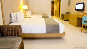 Executive Deluxe Room | In-room safe, WiFi (free), bed sheets
