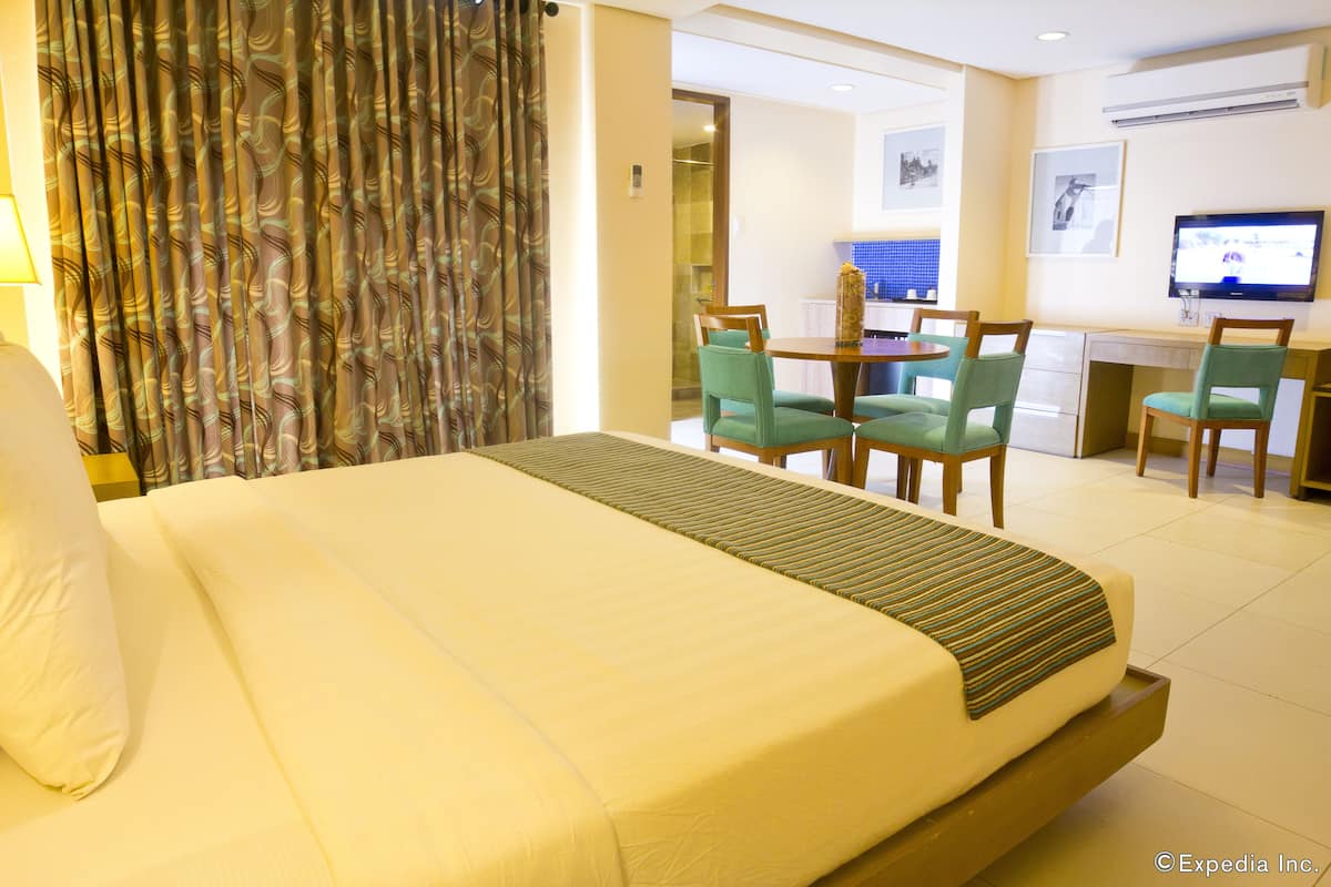 Executive Suite | In-room safe, free WiFi, bed sheets