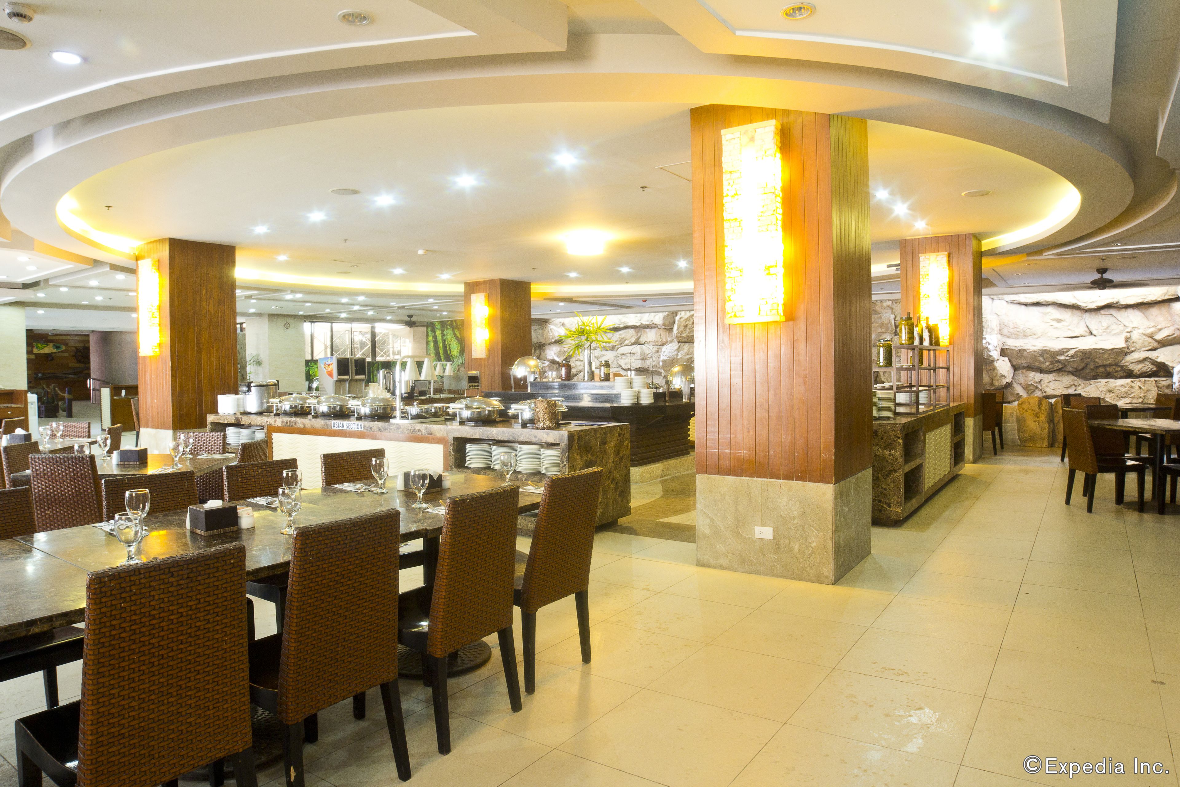 2 restaurantes, se sirven desayunos, comidas, cenas y cocina china