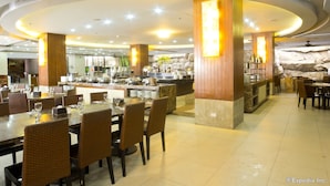 2 restaurants; breakfast, lunch, and dinner served