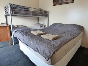 Individually furnished, free WiFi, bed sheets - Racecourse Backpackers Hostel (Christchurch)