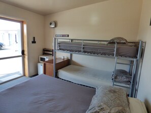 Standard-Suite, 1 Schlafzimmer, Nichtraucher, Gemeinschaftsbad (Quad Room with hand basin) | Individuell eingerichtet, kostenloses WLAN, Bettwäsche