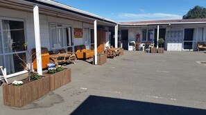 Exterior - Racecourse Backpackers Hostel (Christchurch)