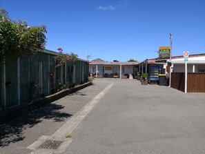 Free self-parking - Racecourse Backpackers Hostel (Christchurch)