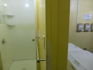 Interior - Racecourse Backpackers Hostel (Christchurch)