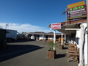 Exterior - Racecourse Backpackers Hostel (Christchurch)