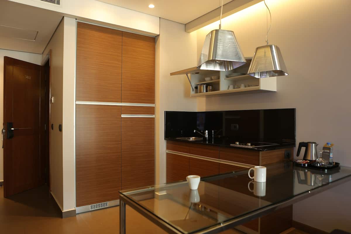 fridge, microwave, coffee/tea maker, cookware/dishes/utensils