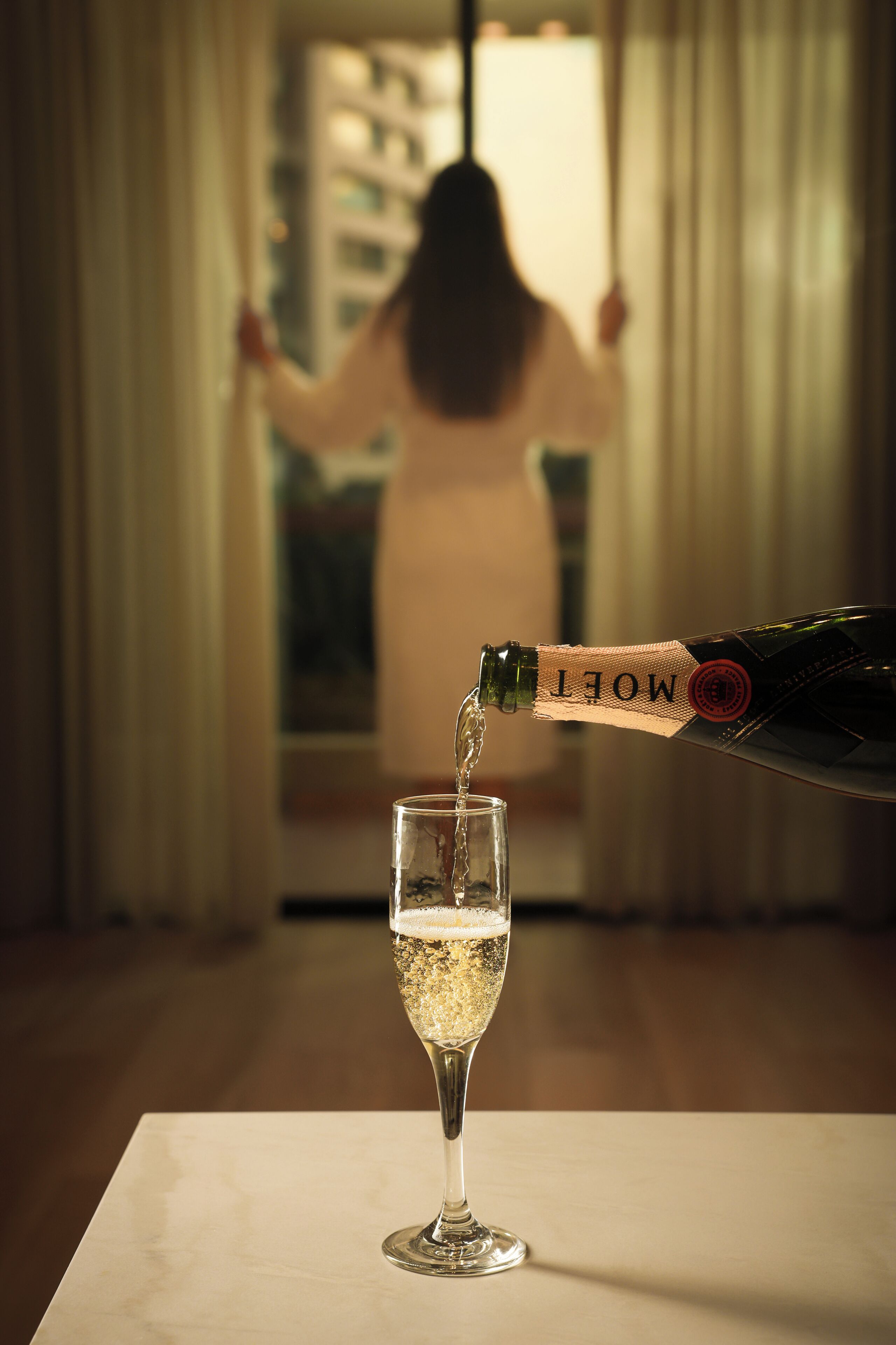 Se sirve Moët champagne en una copa.