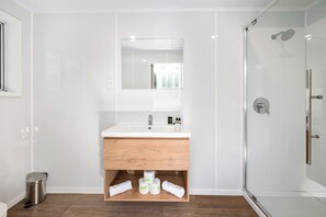Studio, Hot Tub | Bathroom - Ashleigh Court Motel (Rotorua)