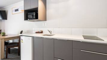 Refrigerador, microondas, placa de cocina, cafetera/tetera