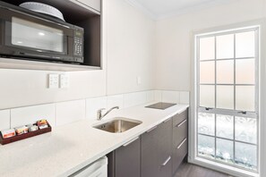 Comfort Studio | Private kitchen | Fridge, microwave, stovetop, coffee/tea maker - Ashleigh Court Motel (Rotorua)