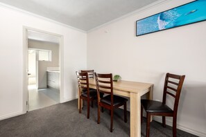 Double or Twin Room | In-room dining - Ashleigh Court Motel (Rotorua)