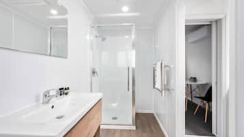Estudio, bañera de hidromasaje | Baño | Ducha, artículos de higiene personal gratuitos y secador de pelo