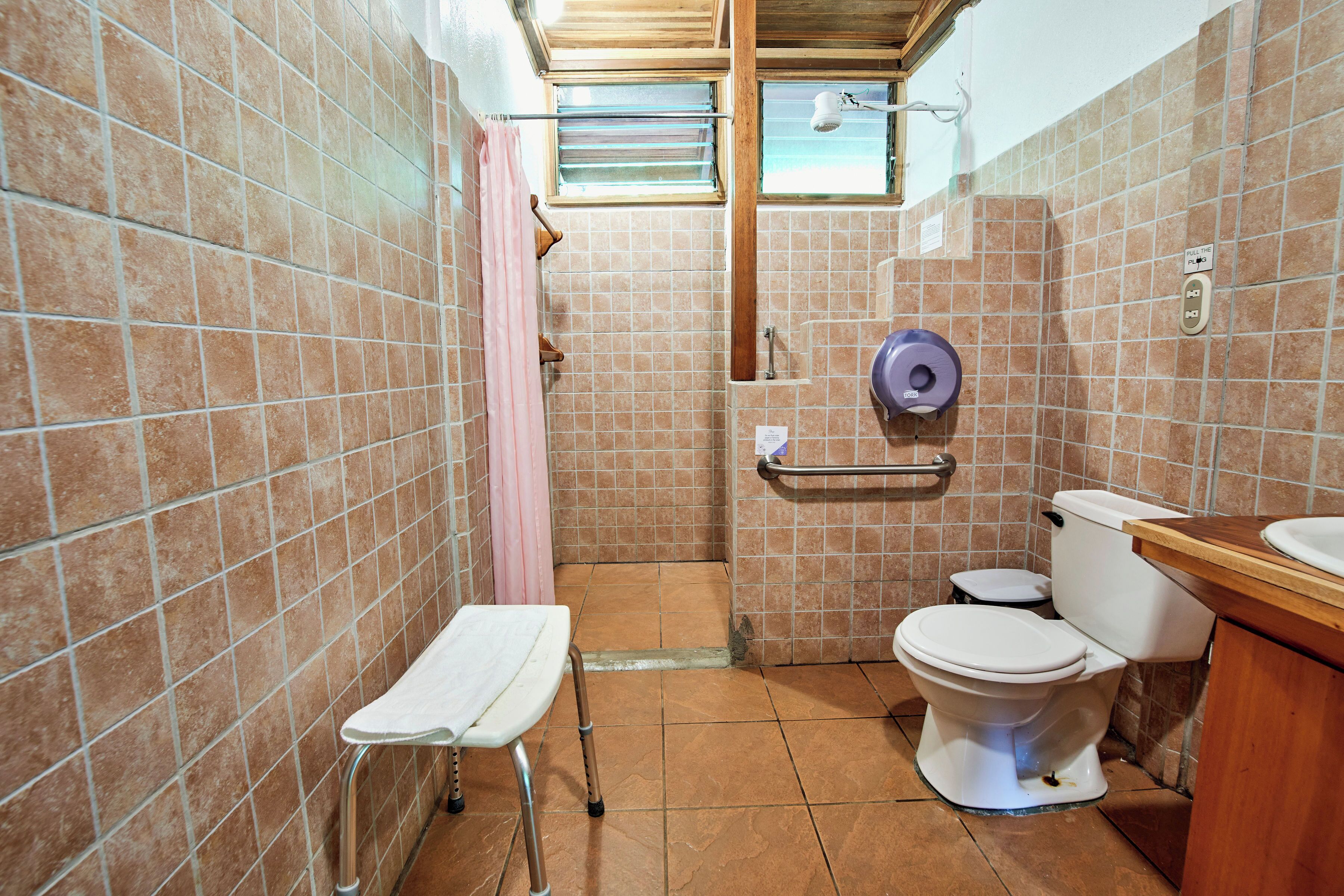 Un baño pequeño con inodoro, ducha y lavabo.