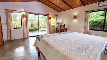 Casa Deluxe | Caja de seguridad en la habitación y decoración personalizada