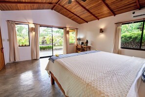 In-room safe, individually decorated, individually furnished, desk - Finca Luna Nueva Lodge (Peñas Blancas)