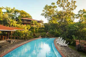 Una piscina al aire libre, camas de piscina gratis