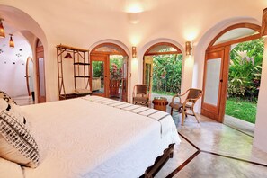 In-room safe, individually decorated, individually furnished, desk - Finca Luna Nueva Lodge (Peñas Blancas)