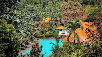 Una piscina al aire libre, camas de piscina gratis