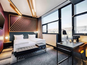 Premium bedding, pillowtop beds, desk, blackout drapes - B&B Hotel München-Moosach (Munich)